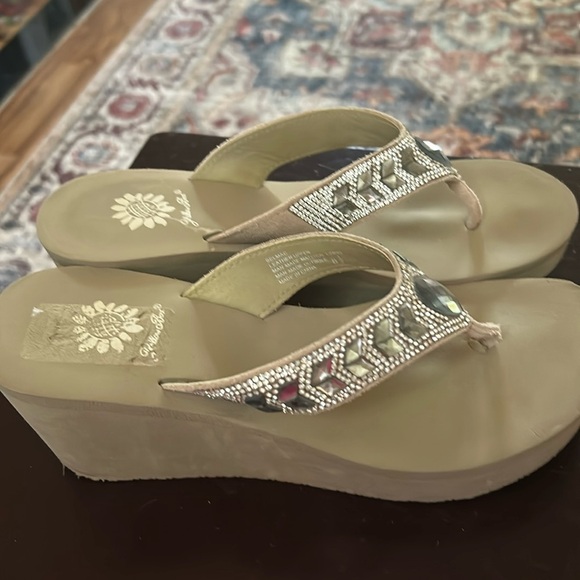 Yellow Box Embellished Rhinestones Wedge Tan Sandals SZ 8.5M - Picture 4 of 8